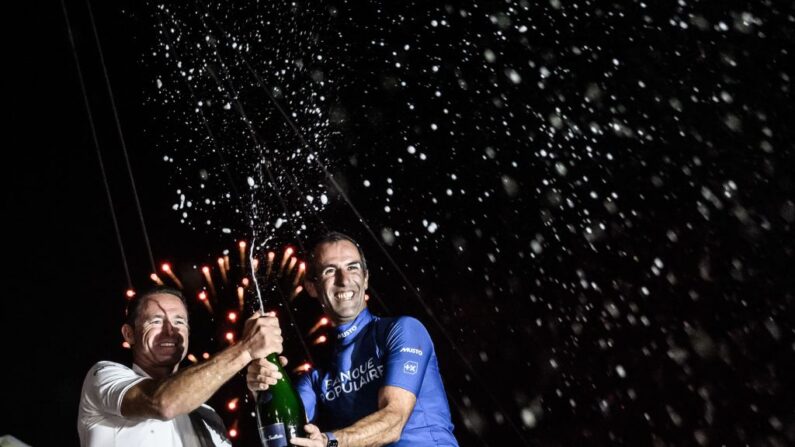 A la barre du Maxi Banque Populaire, Armel Le Cléac'h et Sébastien Josse ont passé dimanche soir la ligne d'arrivée de la Transat Jacques-Vabre en Martinique en grands vainqueurs. (Photo : LOIC VENANCE/AFP via Getty Images)