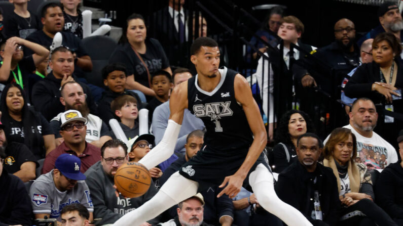 Les San Antonio Spurs de Victor Wembanyama ont enchaîné une 10e défaite consécutive en perdant à domicile face aux Los Angeles Clippers mercredi en NBA. (Photo : Ronald Cortes/Getty Images)