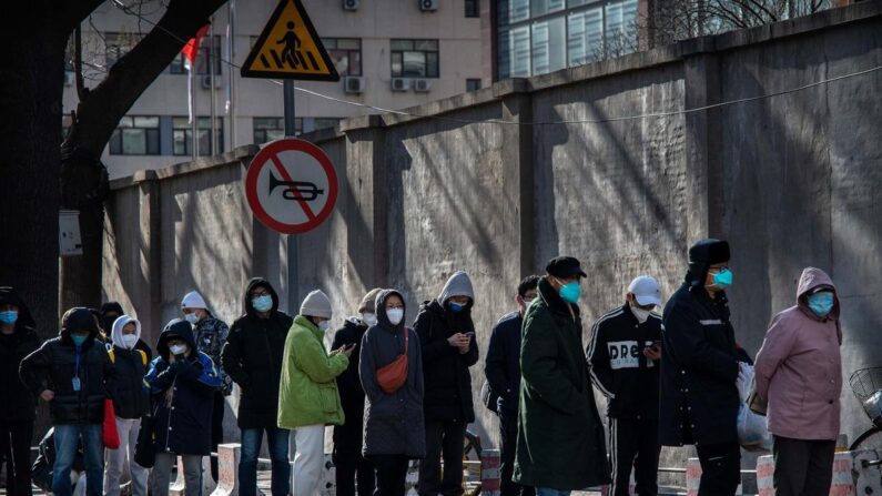 Des personnes font la queue devant une clinique spécialisée dans les cas de fièvre dans un hôpital le matin à Pékin, Chine, le 11 décembre 2022. (Kevin Frayer/Getty Images)