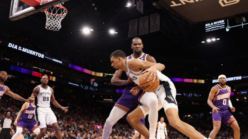 Victor Wembanyama face à Kevin Durant #35 des Phoenix Suns pendant la première mi-temps du match NBA au Footprint Center le 02 novembre 2023 à Phoenix, Arizona. Les Spurs ont battu les Suns 132-121.  (Photo : Christian Petersen/Getty Images)