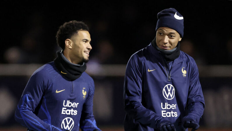 Warren Zaire-Emery (à.g) et Kylian Mbappé à une séance d'entraînement à Clairefontaine-en-Yvelines le 15 novembre 2023. (Photo : FRANCK FIFE/AFP via Getty Images)