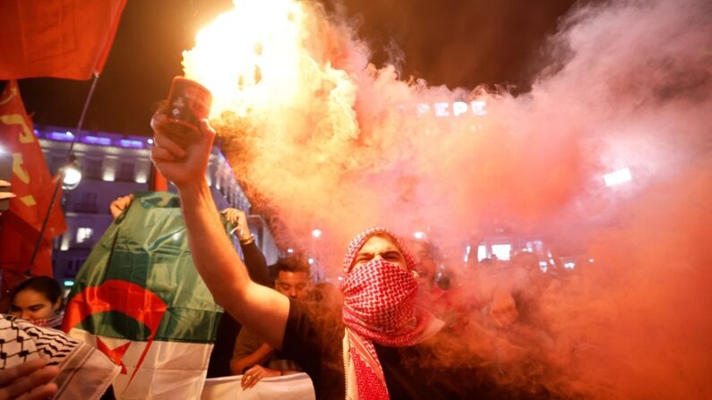 Un manifestant tient une fusée éclairante lors d'un rassemblement de soutien aux Palestiniens à Madrid le 9 octobre 2023, au lendemain de l'attaque du groupe terroriste du Hamas contre Israël (Photo OSCAR DEL POZO/AFP via Getty Images).