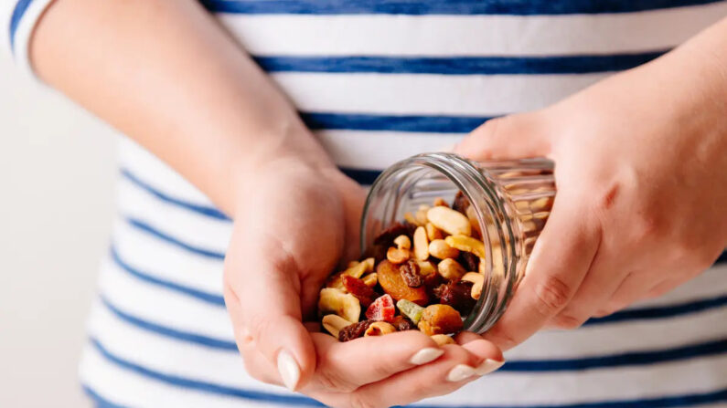 Pot de noix et de fruits secs. (Shutterstock)