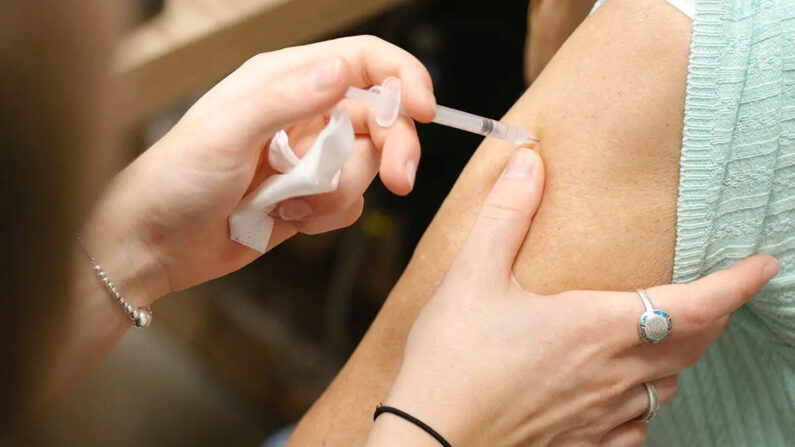 Une femme reçoit une dose de vaccin dans une pharmacie d'Ajaccio, en France, le 5 octobre 2023. (Pascal Pochard-Casabianca/AFP via Getty Images)