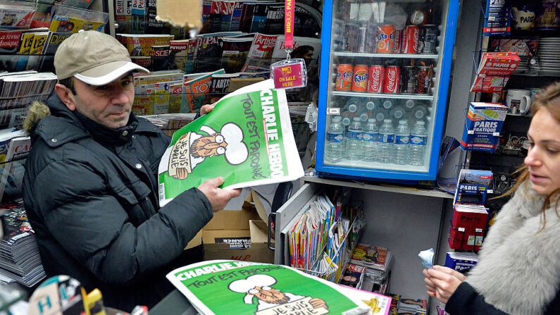 Triste nouvelle pour les lecteurs. Les kiosquiers ont décidé de jeter l’éponge dans certains quartiers de la capitale.  (Photo de Aurelien Meunier/Getty Images)