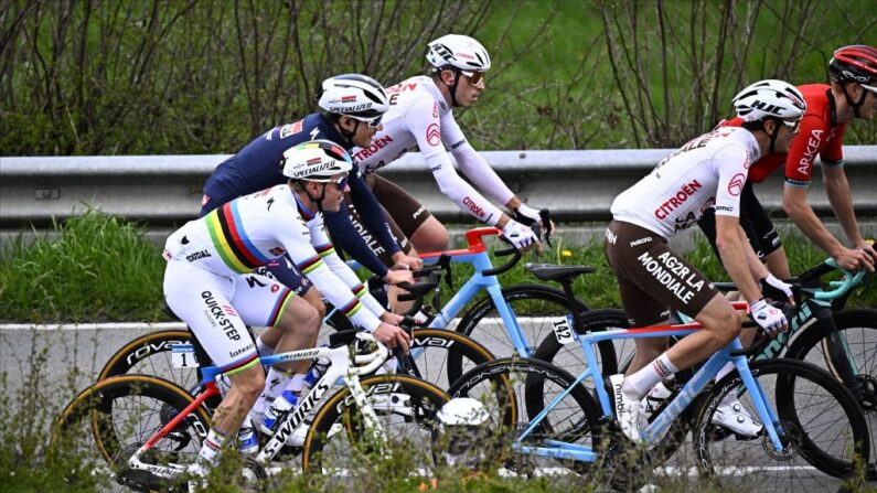 Le Belge Remco Evenepoel de Soudal Quick-Step et le Français Alex Baudin d'AG2R Citroën lors de la course élite masculine de l'épreuve cycliste d'un jour Liège-Bastogne-Liège,  le 23 avril 2023. (Photo : JASPER JACOBS/BELGA MAG/AFP via Getty Images)