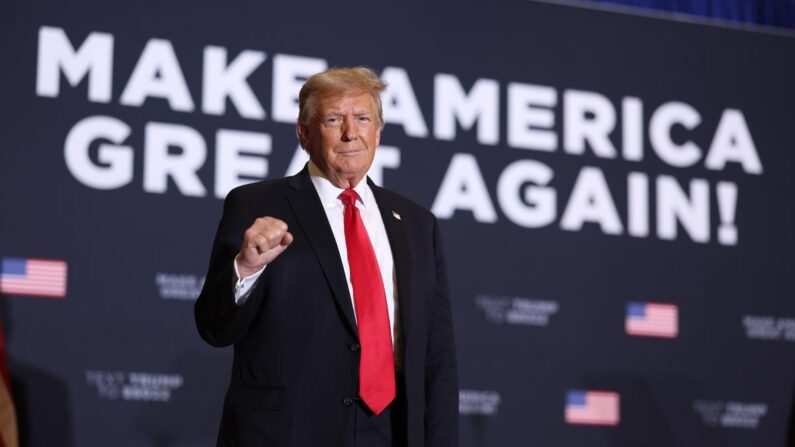 Le candidat républicain à la présidence, l'ancien président Donald Trump, arrive à un événement de campagne à l'hôtel Hyatt à Coralville, Iowa, le 13 décembre 2023. (Scott Olson/Getty Images)