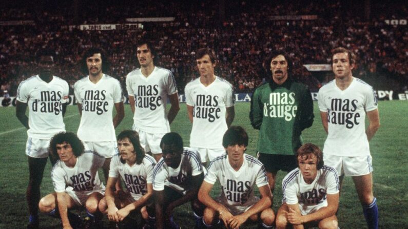 Les joueurs de l'Olympique de Marseille avant un match en 1977. De G à D : Marius Tresor, Victor Zvunka, François Bracci, Michel Baulier, Gérard Migeon, Jean Fernandez. Devant : Gérard Bacconnier, Marc Berdoll, Saar Boubacar, Hervé Flores et Anders Linderoth. (Photo : -/AFP via Getty Images)