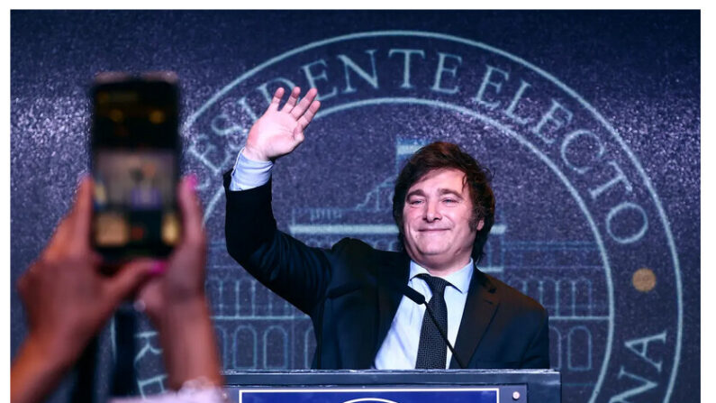 Javier Milei, le président argentin nouvellement élu, salue ses partisans à Buenos Aires, en Argentine, le 19 novembre 2023. (Tomas Cuesta/Getty Images)