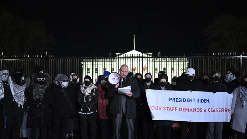 L'ancien fonctionnaire du département d'État et activiste Josh Paul (au centre), qui a démissionné en raison de la guerre entre Israël et le Hamas, s'exprime lors d'une manifestation appelant à un cessez-le-feu, devant la Maison-Blanche à Washington, le 13 décembre 2023. (Brendan Smialowski/AFP via Getty Images)