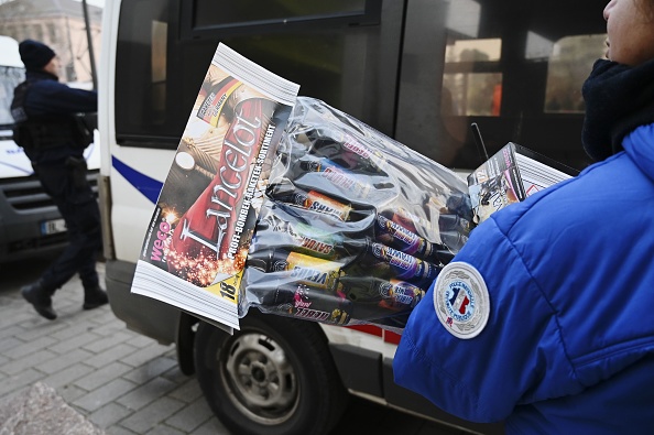 Un policier saisit des feux d'artifice d'un automobiliste à Strasbourg. (Photo d'illustration FREDERICK FLORIN/AFP via Getty Images)