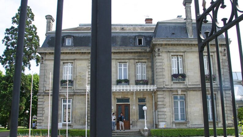 Vue de l'entrée de la mairie de Bègles en mai 2004. (Crédit photo PATRICK BERNARD/AFP via Getty Images)