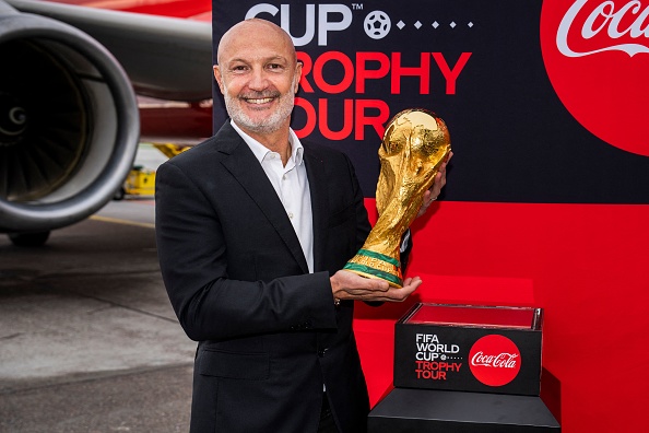 Frank Leboeuf avec le trophée de la Fifa à Copenhague, au Danemark en septembre 2022. (Photo MARTIN SYLVEST/Ritzau Scanpix/AFP via Getty Images)