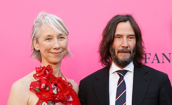 Les artistes américains Alexandra Grant et Keanu Reeves, à Los Angeles, le 15 avril 2023.   (MICHAEL TRAN/AFP via Getty Images)