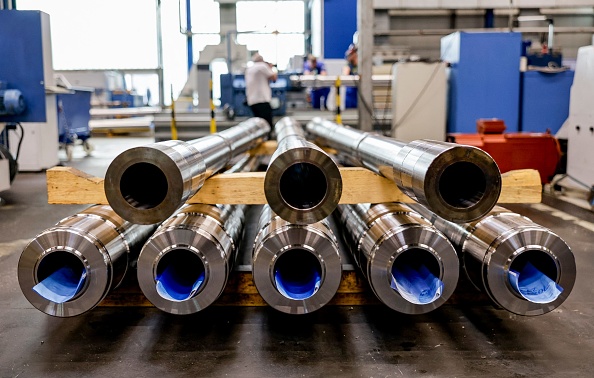 Des canons de chars de combat Leopard dans les installations d'une  entreprise d'armement et de l'équipementier automobile à Unterluess, en Allemagne, le 6 juin 2023. (Photo AXEL HEIMKEN/AFP via Getty Images)