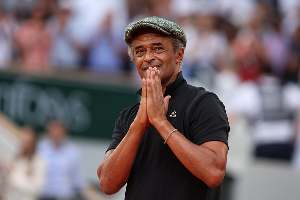 Yannick Noah salue la foule lors de la quinzième journée des Internationaux de France 2023 à Roland Garros. (Photo Julian Finney/Getty Images)