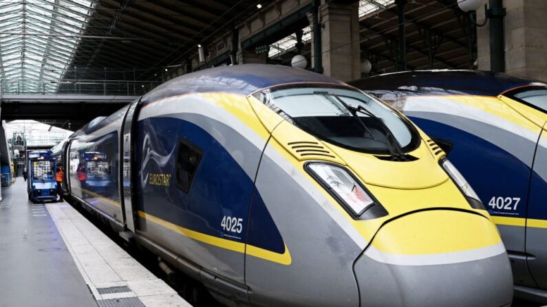 Un train Eurostar sur un quai de la gare du Nord à Paris, le 3 août 2023. (Photo STEFANO RELLANDINI/AFP via Getty Images)