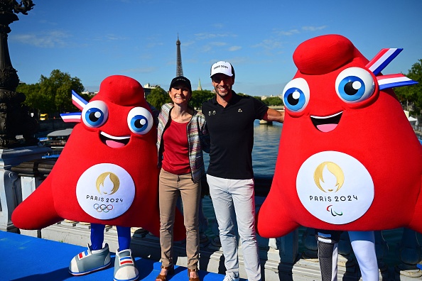 La ministre des Sports Amélie Oudea-Castera (centre-gauche) et le président des Jeux olympiques de Paris 2024, Tony Estanguet (centre-droit). (Photo EMMANUEL DUNAND/AFP via Getty Images)