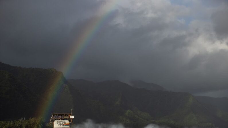 Un arc-en-ciel apparaît au-dessus de la tour des juges lors du Shiseido Tahiti Pro 2023, le 16 août 2023 à Teahupo'o, en Polynésie française. (Crédit photo: Ryan Pierse/Getty Images)