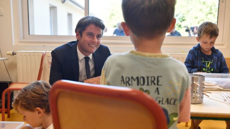 Le ministre français de l'Éducation et de la Jeunesse, Gabriel Attal, s'adresse à des écoliers alors qu'il visite une classe de l'école Amandine Mallet  le jour de la rentrée scolaire, à Saint-Germain-sur-Ille (Ille-et-Vilaine), le 4 septembre 2023. (Crédit photo JULIEN DE ROSA/AFP via Getty Images)