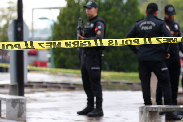 Des membres des forces spéciales de la police turque sécurisent la zone près du ministère de l'Intérieur après un attentat à la bombe à Ankara, le 1er octobre 2023. (Photo ADEM ALTAN/AFP via Getty Images)