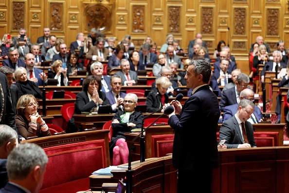 Le ministre de l'Intérieur Gérald Darmanin lors d'une séance de vote sur un projet de loi sur l'immigration au Sénat à Paris, le 14 novembre 2023. (Photo GEOFFROY VAN DER HASSELT/AFP via Getty Images)