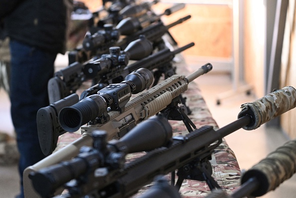 Des armes d'assaut sont exposées dans un centre d'entraînement à proximité de Kiev, le 21 novembre 2023. (Photo INA FASSBENDER/AFP via Getty Images)