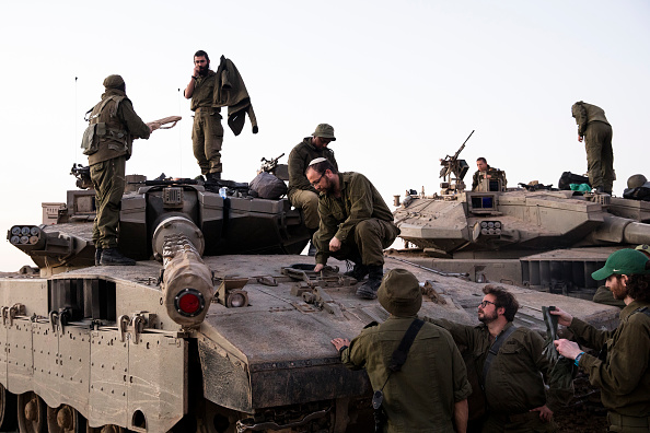 Des soldats organisent leur équipement près de la frontière avec la bande de Gaza à la frontière sud d'Israël. (Photo Amir Levy/Getty Images)