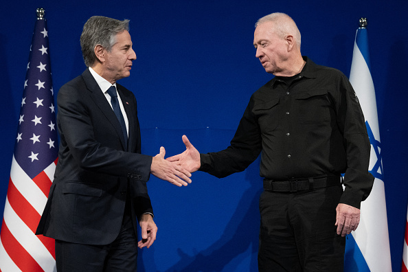 Le ministre israélien de la Défense Yoav Gallant (à dr.) et le secrétaire d'État américain Antony Blinken à Tel Aviv le 30 novembre 2023. (Photo SAUL LOEB/POOL/AFP via Getty Images)