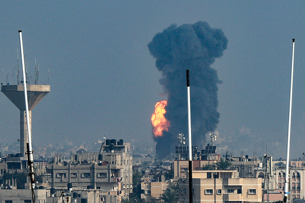 De la fumée s'élève au-dessus des bâtiments lors d'une frappe israélienne à Rafah, dans le sud de la bande de Gaza, le 1er décembre 2023. (Photo SAID KHATIB/AFP via Getty Images)