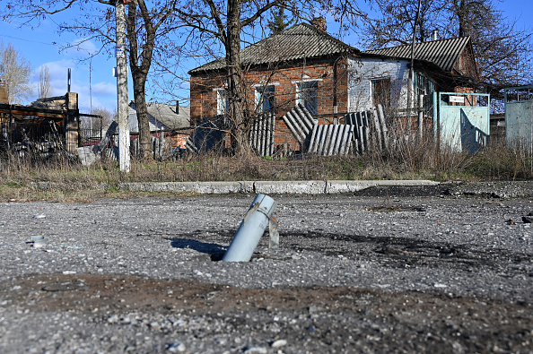 Un missile enfoncé dans le sol près d'un bâtiment détruit dans le village de Dvorichna, sur la ligne de front, près de Kupiansk, en Ukraine, le 30 novembre 2023. (Photo SERGEY BOBOK/AFP via Getty Images)