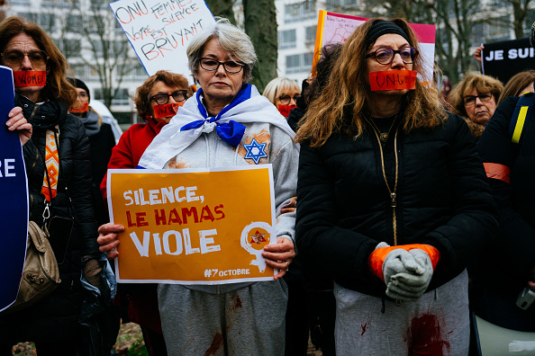 Un rassemblement pour "dénoncer le silence des organisations internationales et féministes" sur les viols commis lors de l'attaque du 7 octobre 2023 contre Israël, devant le siège de l'Unesco à Paris, le 1er décembre 2023. (Photo DIMITAR DILKOFF/AFP via Getty Images)