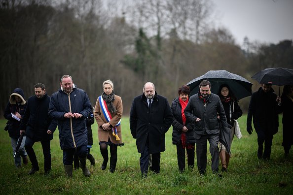 Le ministre de la Justice Éric Dupond-Moretti (au c.) à Vannes, le 1er décembre 2023. (Photo LOIC VENANCE/AFP via Getty Images)