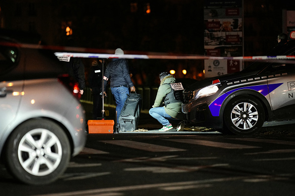 Les faits se sont déroulés samedi 2 décembre vers 21H00, à proximité du pont de Bir Hakeim enjambant la Seine. Le touriste tué au couteau, 23 ans, est de nationalité allemande et philippine. (Photo DIMITAR DILKOFF/AFP via Getty Images)