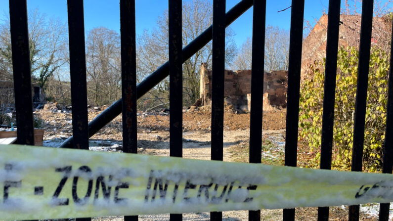 Après l’incendie, dans les décombres deux corps « presque entièrement calcinés » avaient été retrouvés, « vraisemblablement ceux des parents », selon les enquêteurs. (Photo TOM MASSON/AFP via Getty Images)