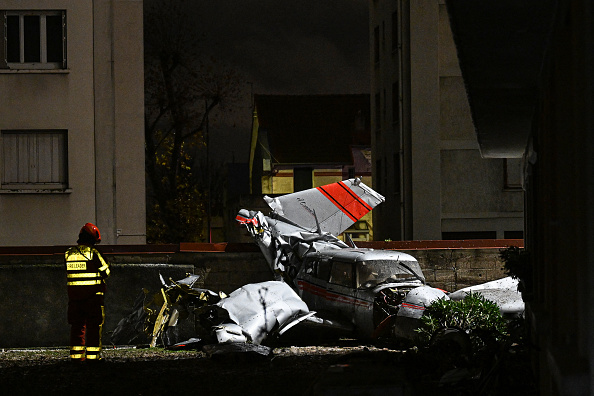 Un bimoteur a été contraint d'effectuer un atterrissage d'urgence à Villejuif lundi 4 décembre 2023. (MIGUEL MEDINA/AFP via Getty Images)