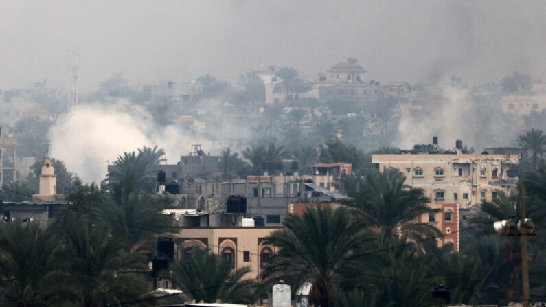 De la fumée s'élève au-dessus des bâtiments de Khan Yunis, dans le sud de la bande de Gaza, le 5 décembre 2023. (Photo MAHMUD HAMS/AFP via Getty Images)