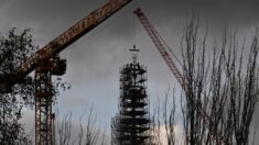 Notre-Dame de Paris : la croix a été posée au sommet de la flèche, les statues et les gargouilles reviennent sur le toit