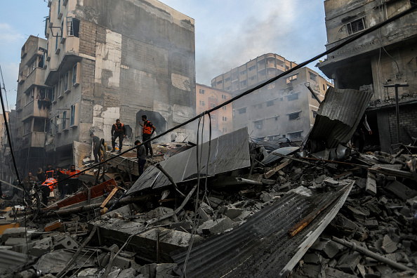 Des citoyens palestiniens inspectent les destructions causées par les frappes aériennes sur leurs maisons le 4 décembre 2023 à Khan Yunis, Gaza. (Photo Ahmad Hasaballah/Getty Images)