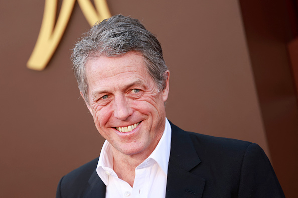 L'acteur anglais Hugh Grant arrive à la première américaine de "Wonka" au théâtre Regency Village à Westwood, Californie, le 10 décembre 2023.  (MICHAEL TRAN/AFP via Getty Images)