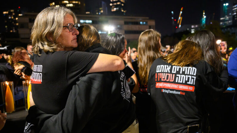 Les familles des otages et leurs sympathisants se rassemblent pour une cérémonie d'allumage de bougies de Hanoukka lors de la première nuit de Hanoukka, le 7 décembre 2023 à Tel-Aviv, Israël. (Photo Alexi J. Rosenfeld/Getty Images)