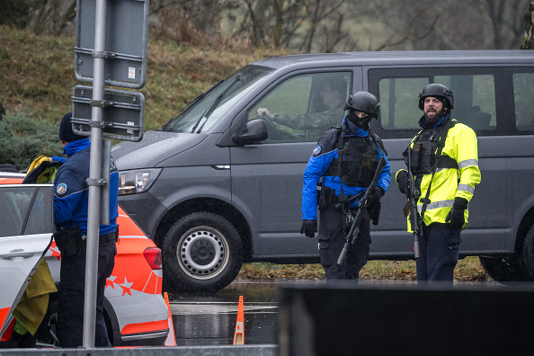 Des policiers contrôlent des voitures près de Saint Maurice, alors qu'ils recherchent un tireur qui a tué deux personnes et en a blessé une autre dans la ville de Sion, le 11 décembre 2023. (Photo FABRICE COFFRINI/AFP via Getty Images)