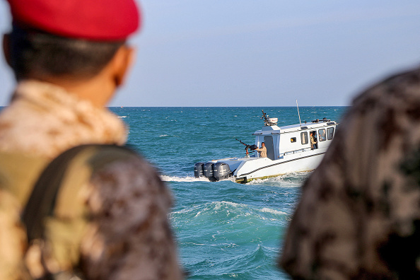 Des garde-côtes yéménites en patrouille dans la mer Rouge, au large de la ville de Mokha, le 12 décembre 2023. (Photo KHALED ZIAD/AFP via Getty Images)