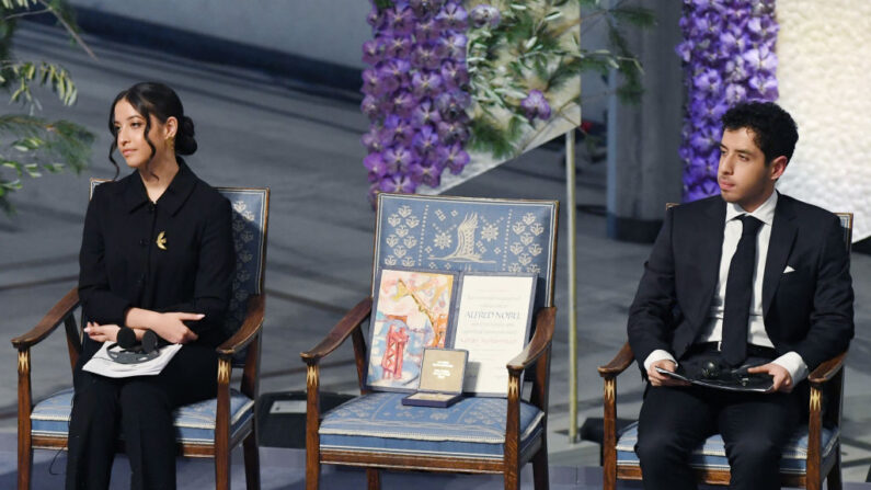 Kiana et Ali, 17 ans, enfants jumeaux de Narges Mohammadi. (Photo Rune Hellestad/Getty Images)