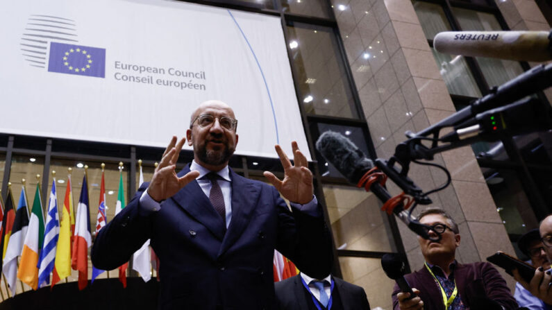 La décision d'ouvrir des négociations d'adhésion avec l'Ukraine, mais aussi avec la Moldavie, est  « un signal clair d'espoir pour les citoyens de ces pays et pour notre continent » a déclaré le président du Conseil européen, Charles Michel, au sommet de l'UE, le 15 décembre 2023. (Photo KENZO TRIBOUILLARD/AFP via Getty Images)