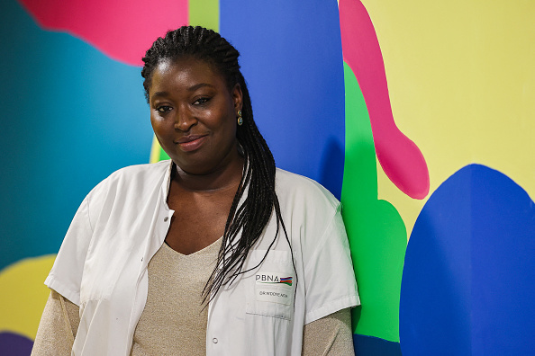 La chirurgienne spécialiste du cancer du sein Aïcha N'Doye dans la salle d'attente de la polyclinique Bordeaux Nord, le 11 décembre 2023. (Photo THIBAUD MORITZ/AFP via Getty Images)