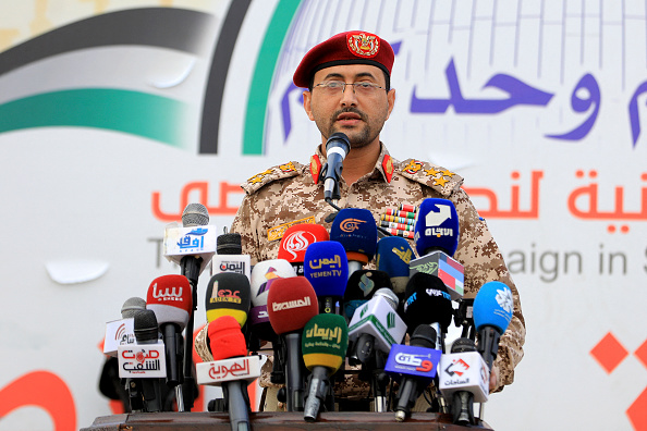 Le porte-parole militaire huthis, le brigadier Yahya Saree, fait une déclaration sur les récentes attaques contre deux navires commerciaux en mer Rouge lors d'une marche de solidarité avec la population de Gaza à Sanaa, le 15 décembre 2023. (Photo MOHAMMED HUWAIS/AFP via Getty Images)