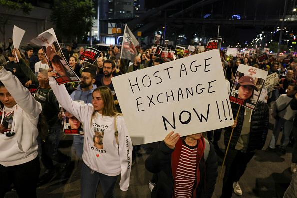 Une manifestation devant le ministère israélien de la Défense à Tel Aviv le 15 décembre 2023 appelle à un accord immédiat ou à leur libération en échange de prisonniers palestiniens. (Photo AHMAD GHARABLI/AFP via Getty Images)