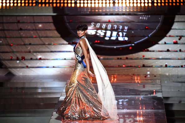 Eve Gilles (Miss Nord-Pas-de-Calais), a remporté le concours Miss France 2024 à Dijon, le 16 décembre 2023. (ARNAUD FINISTRE/AFP via Getty Images)