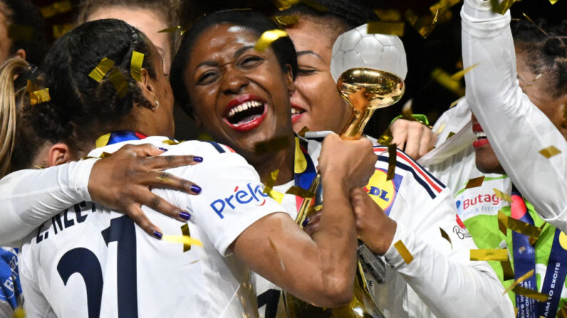 Les joueuses de l’équipe de France célèbrent leur victoire en finale contre la Norvège au Championnat du monde de handball féminin au Danemark, le 17 décembre 2023. (Photo JONATHAN NACKSTRAND/AFP via Getty Images)